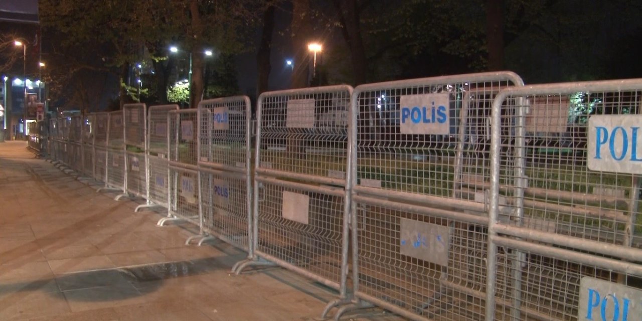 1 Mayıs öncesi Gezi Parkı'nda polis barikatı kuruldu