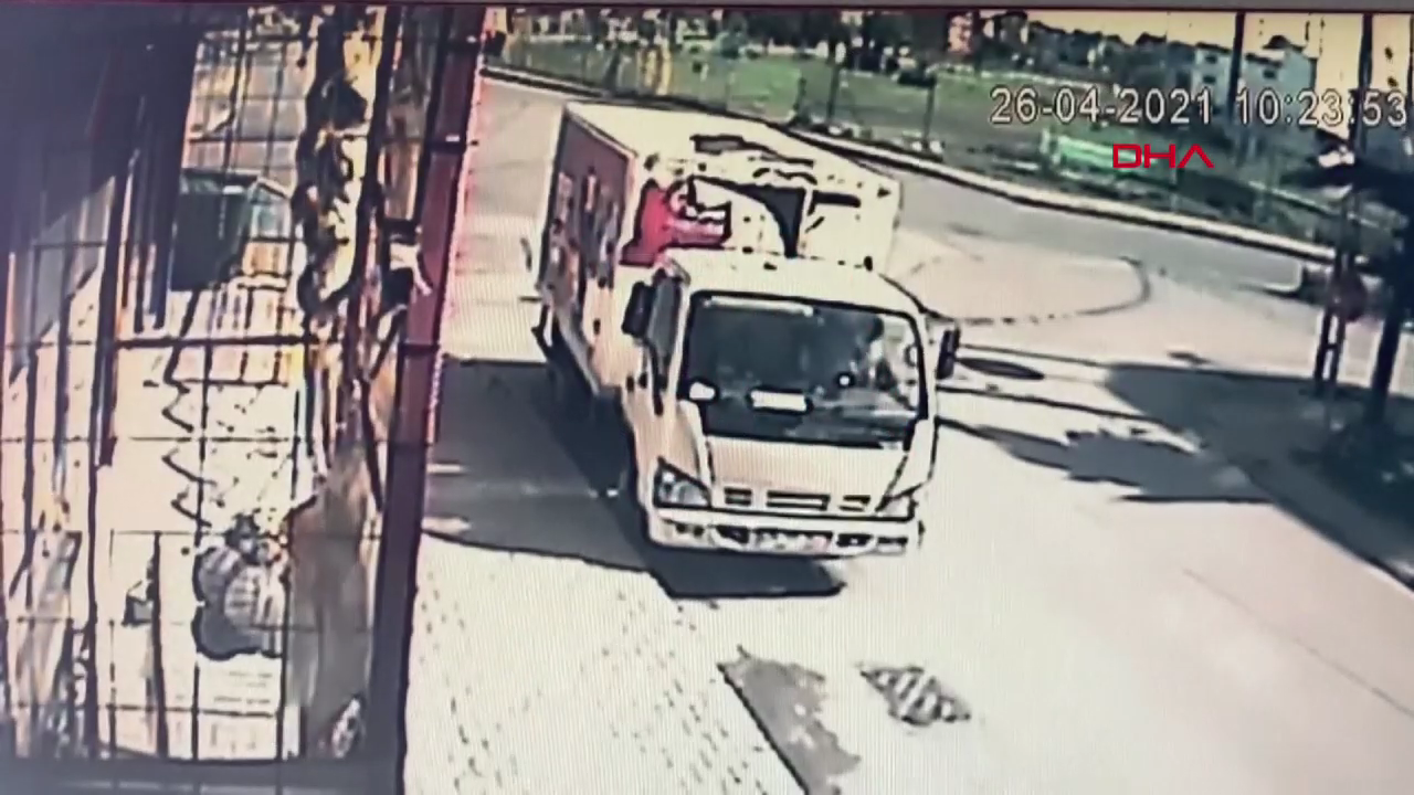 Arnavutköy'de minibüsle kamyonet kavşakta çarpıştı