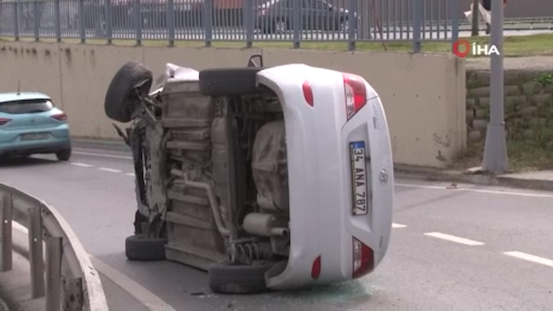 Avcılar’da kontrolden çıkan otomobil bariyerlere çarptı