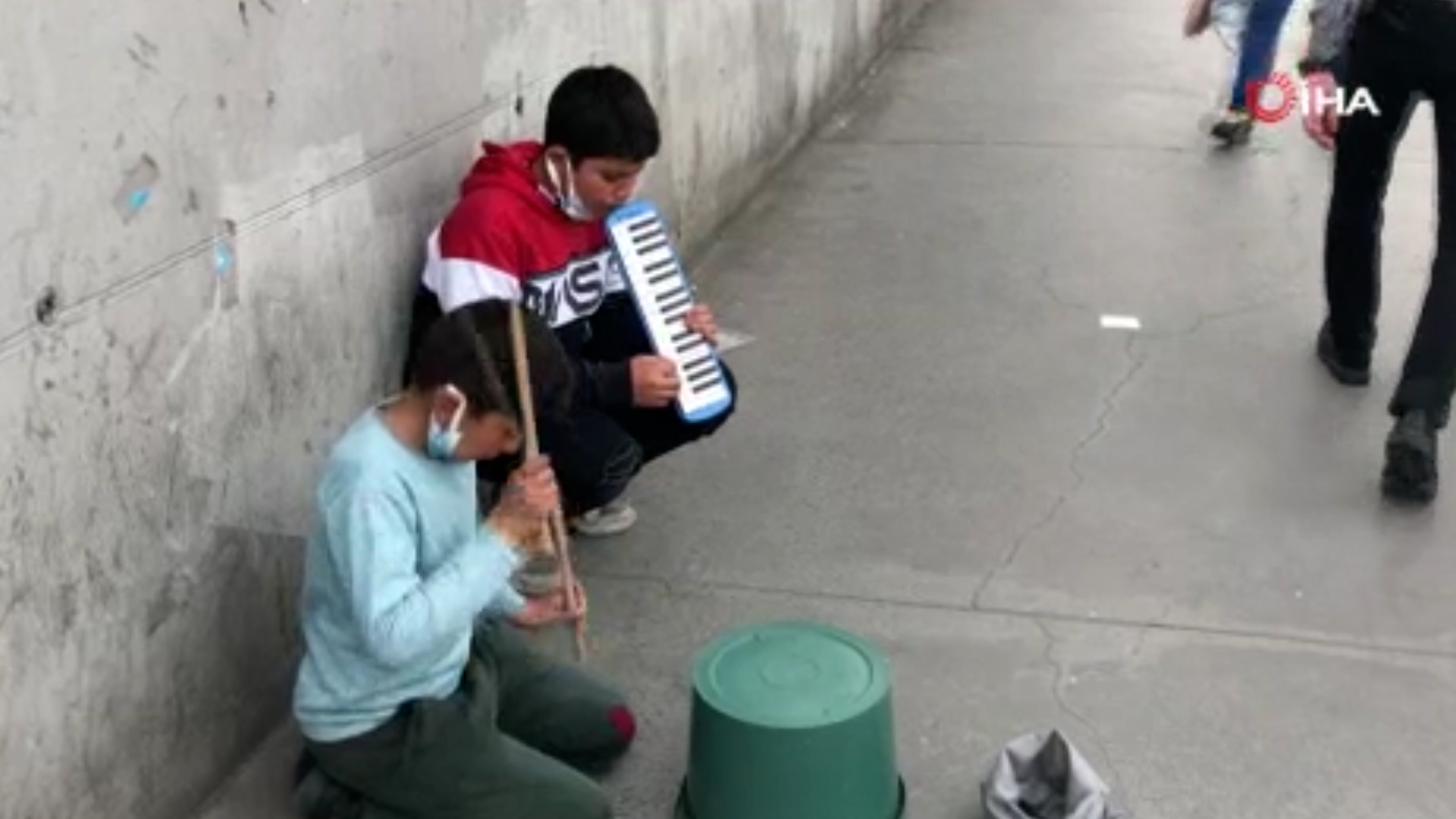 Bahçelievler'de küçük çocuktan kova ile bateri şov