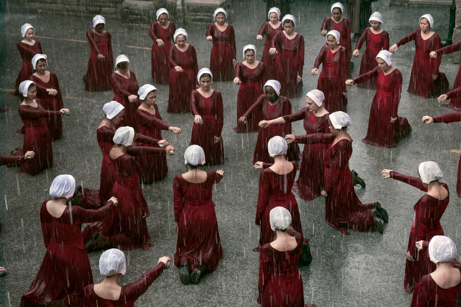 BluTV, The Handmaids Tale'in Yeni Sezonunu Türkiye'deki Feminist Eylemlerde Atılan Sloganlarla Duyurdu