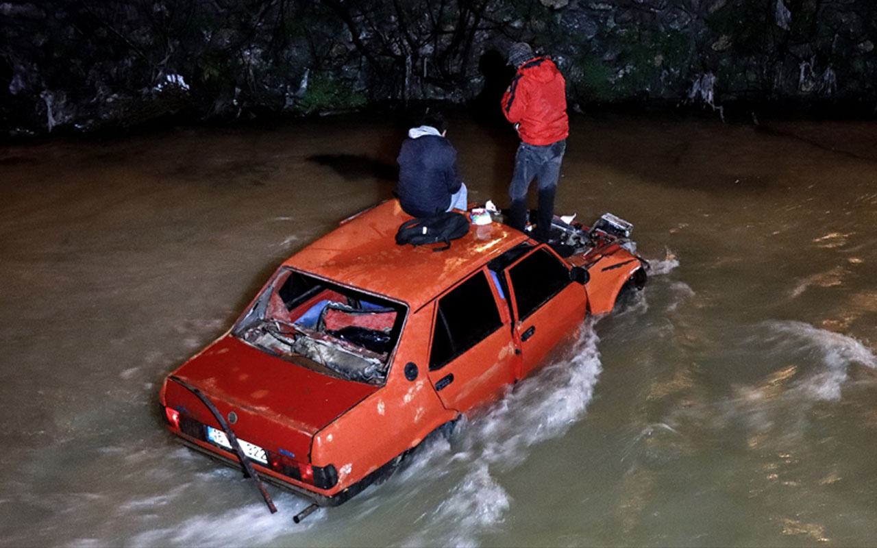 Bursa'da sürücüsü 'dur' ihtarına uymayan otomobil dereye uçtu