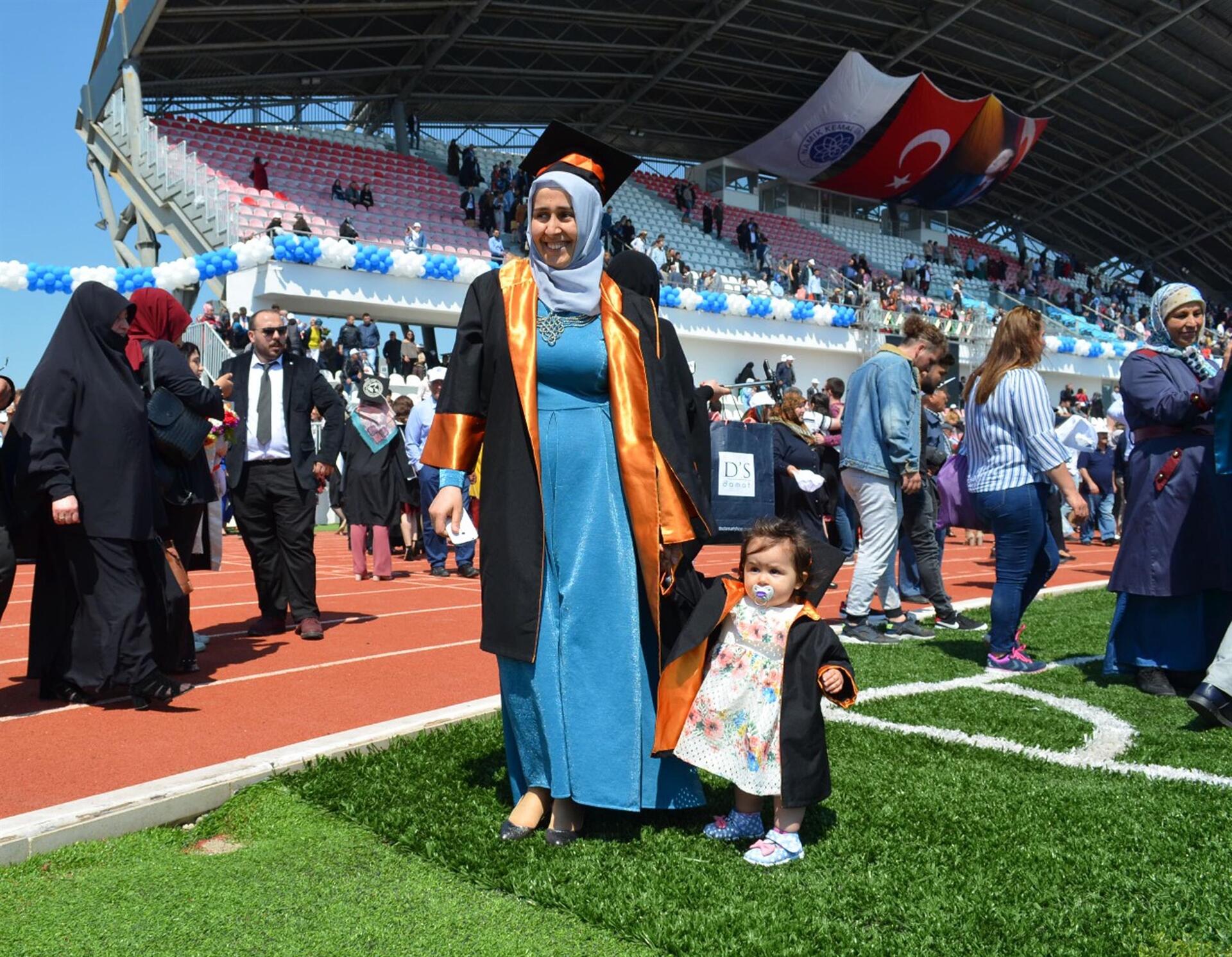 1 yaşındaki kızıyla mezun oldu