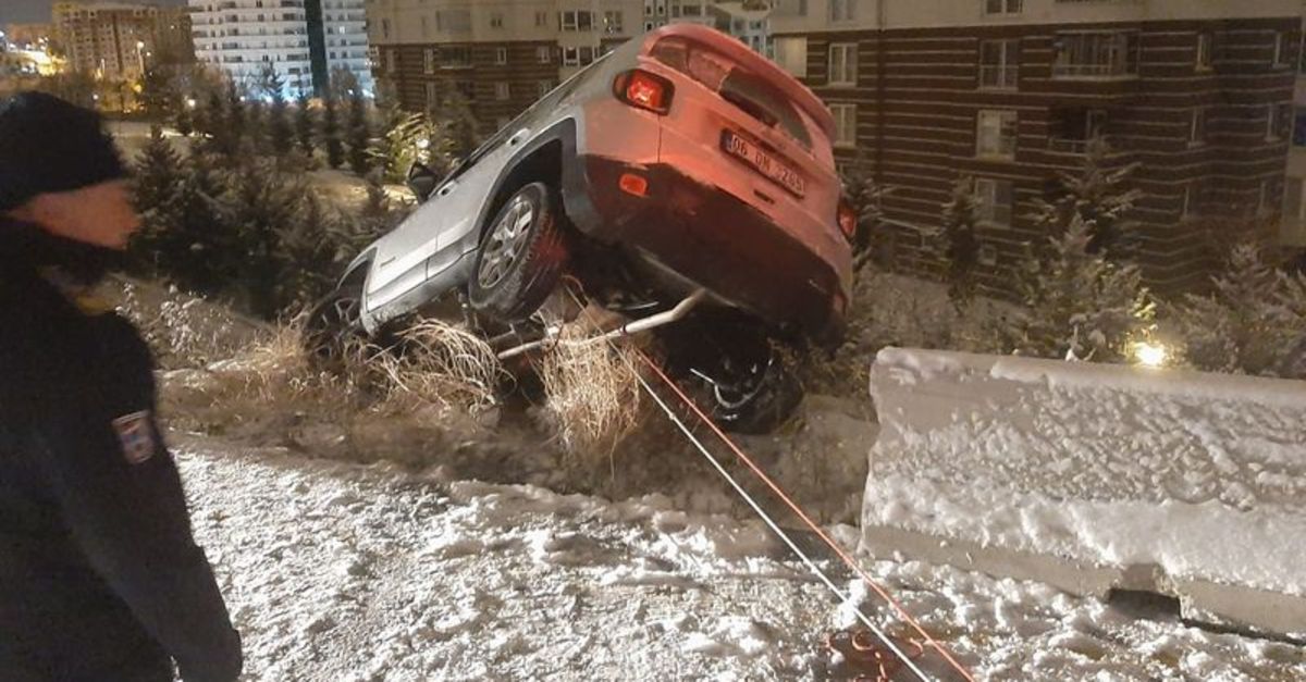 2 Kadının Korku Dolu Anları: 30 Metre Yükseklikte Asılı Kaldı