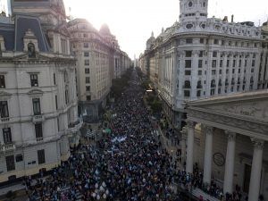 Arjantin'de halk hükümete destek olmak için sokağa döküldü