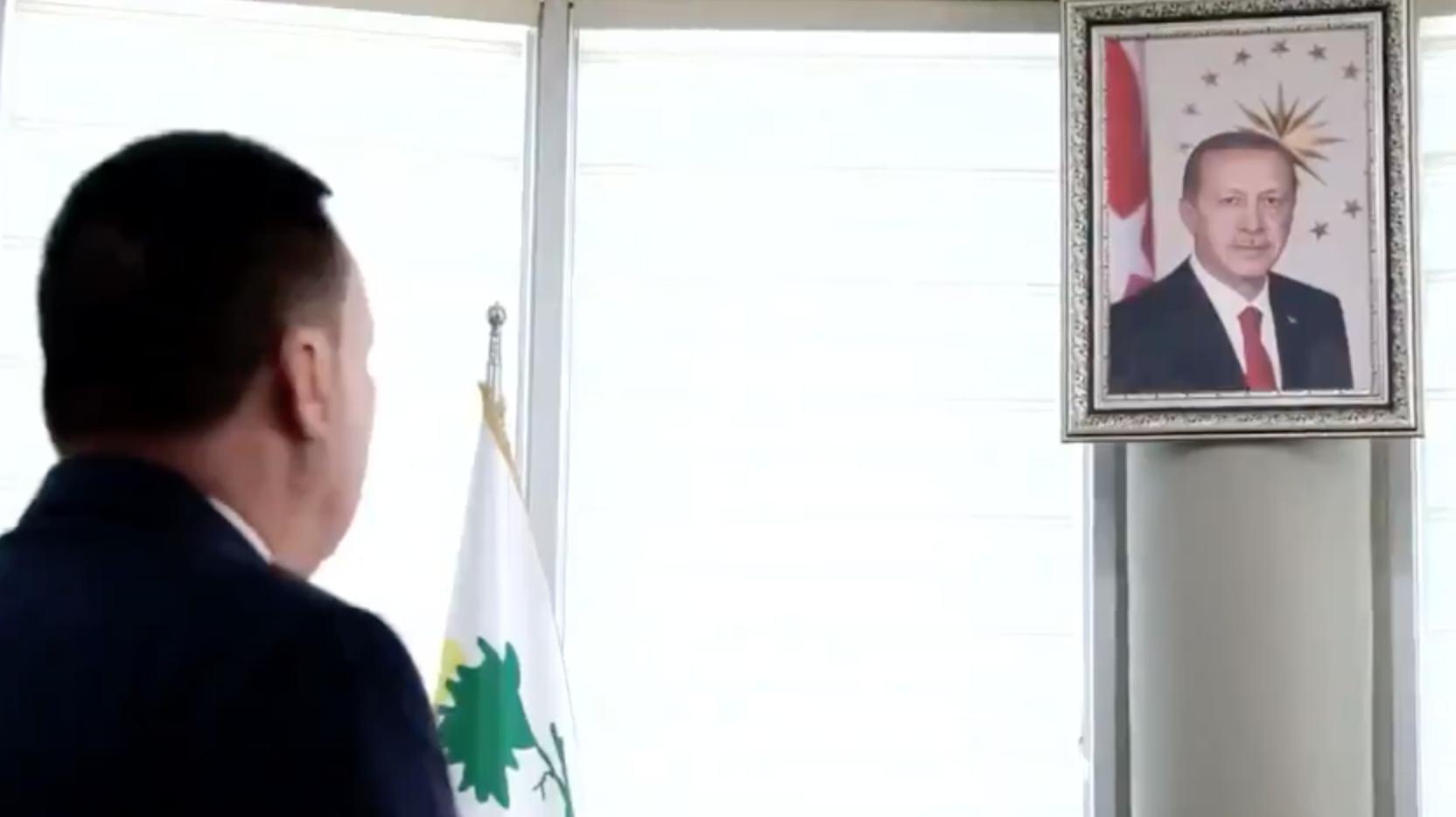 AKP'li Diyarbakır Bağlar Belediye Lideri, Erdoğan'ın Portresinin Önünde Hürmet Duruşunda Bulundu...