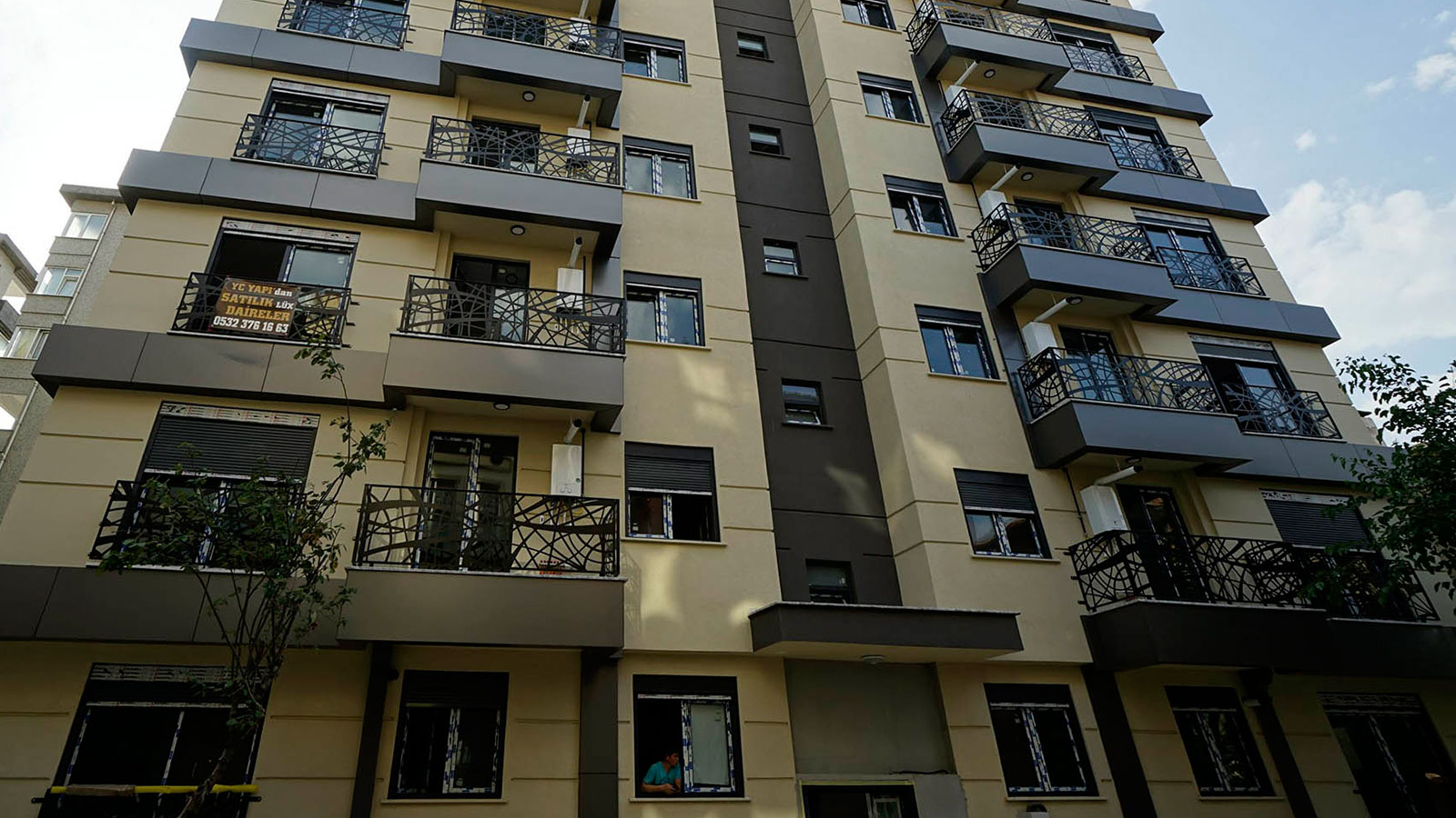 Aynı apartmanda oturduğu bütün komşularına uzaklaştırma kararı aldırdı; birbirlerine selam dahi veremeyecekler