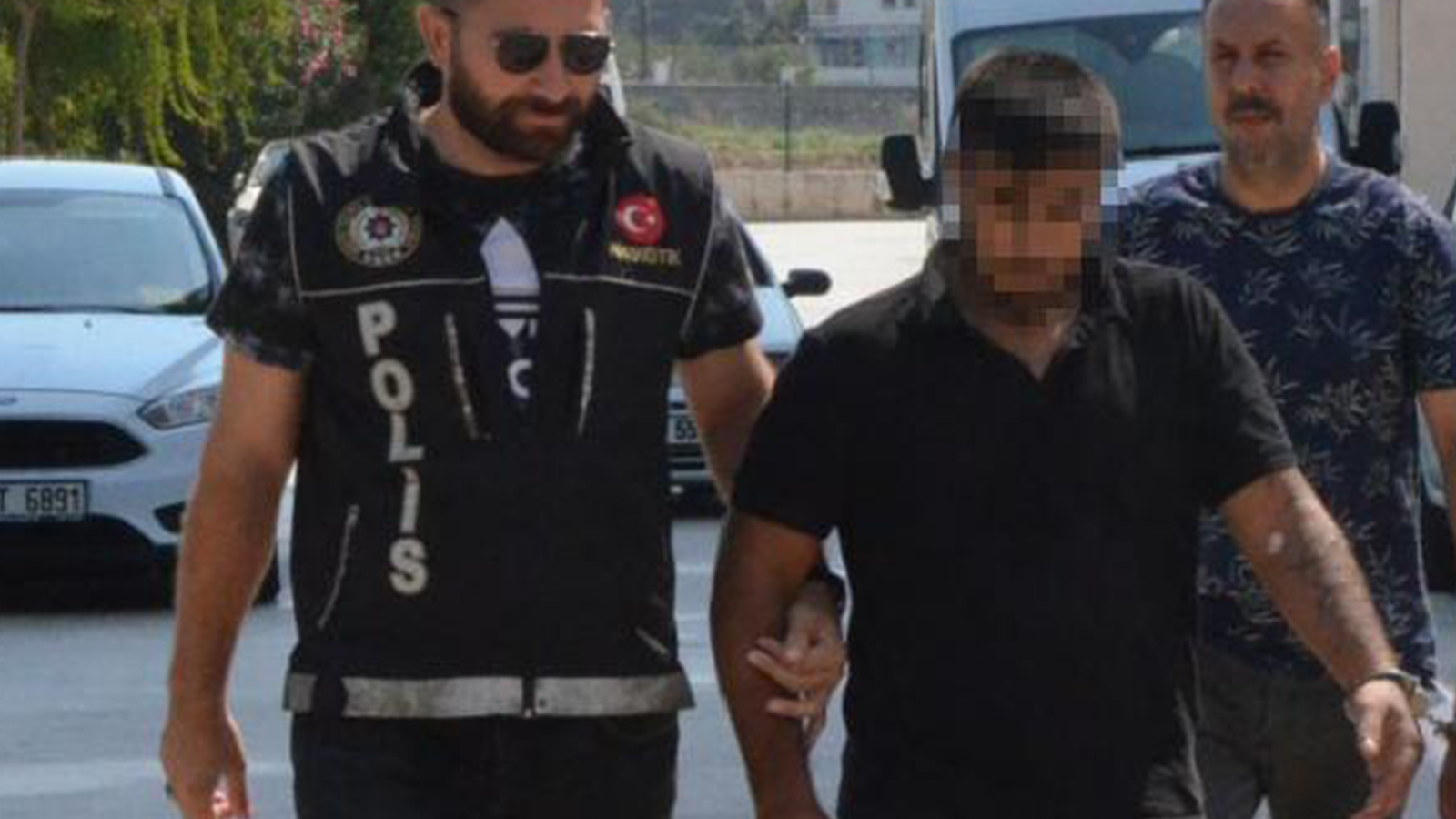 Adana'da polis baskını sırasında uyuşturucuyu eşinin sütyenine gizleyen kişi tutuklandı