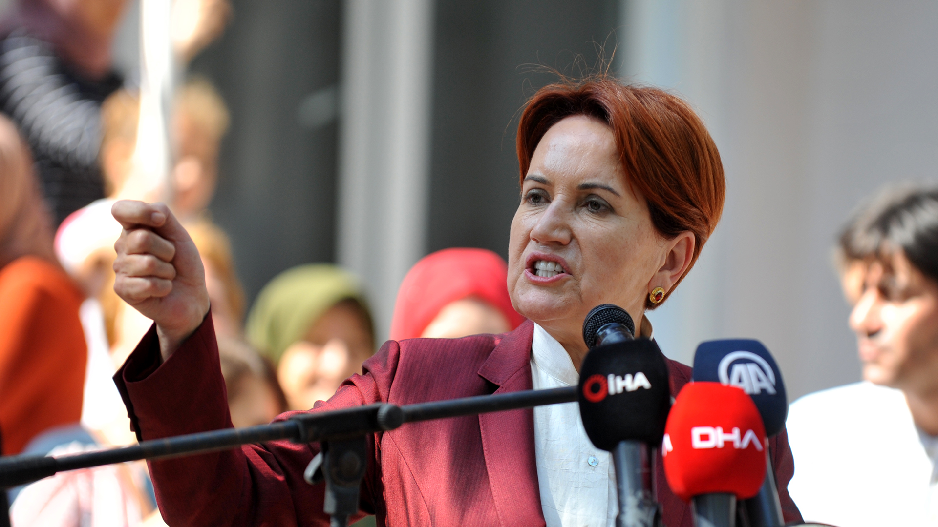 Akşener'den Diyarbakır HDP binası önünde oturma eylemi yapan annelere: Annelerin feryadının çözüm adresi bir partinin kapısı değildir