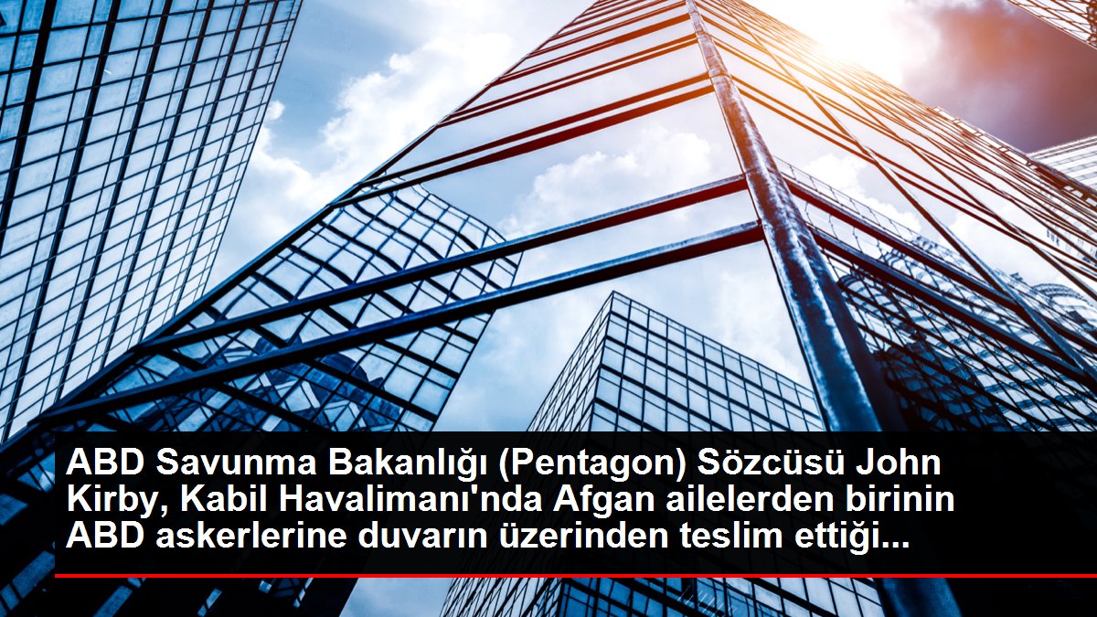 ABD Savunma Bakanlığı (Pentagon) Sözcüsü John Kirby, Kabil Havalimanı'nda Afgan ailelerden birinin ABD askerlerine duvarın üzerinden teslim ettiği...