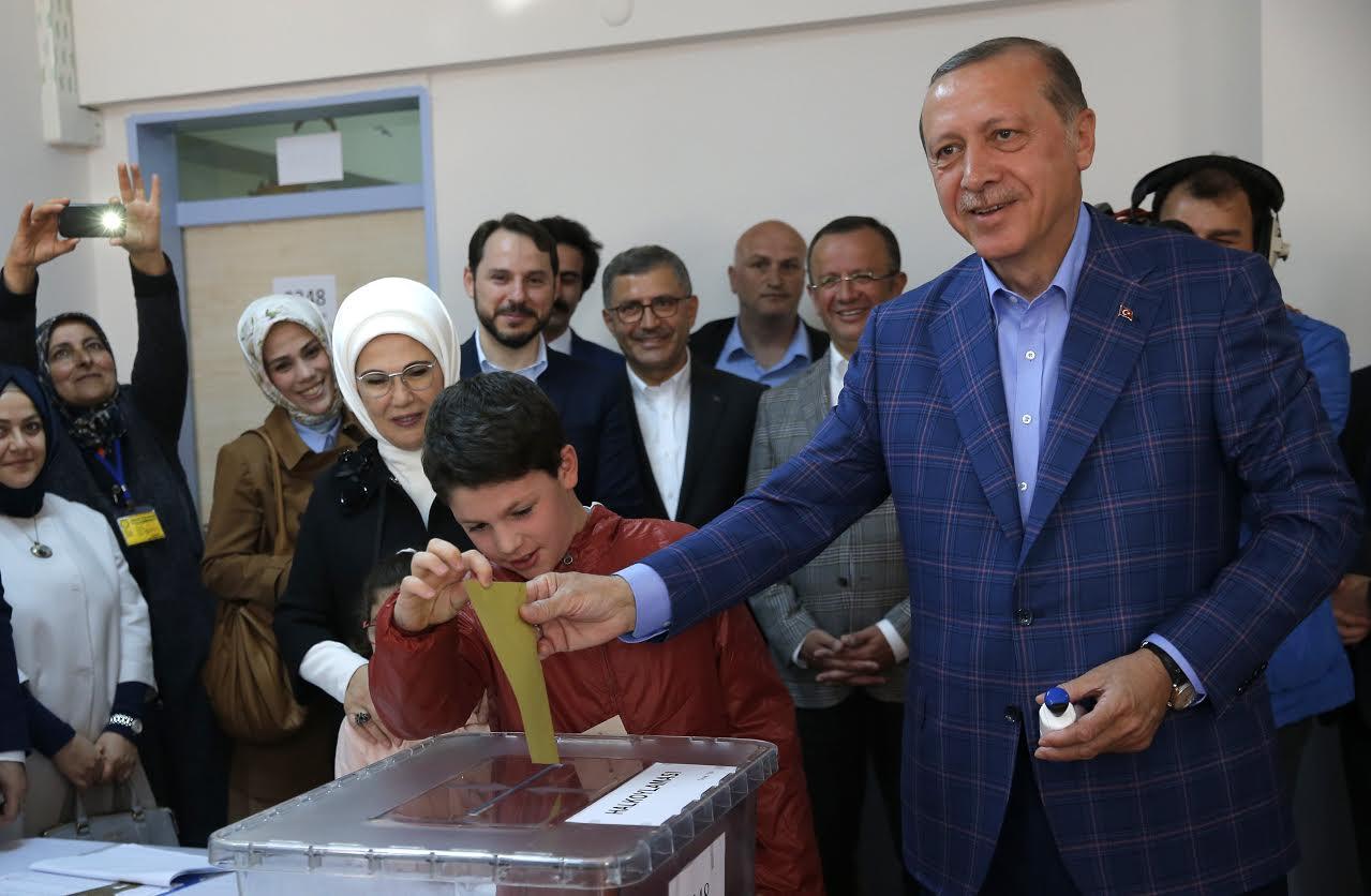 AKP MYK Bugün Toplanıyor: Seçim Barajı ve Yeni Anayasa Masada