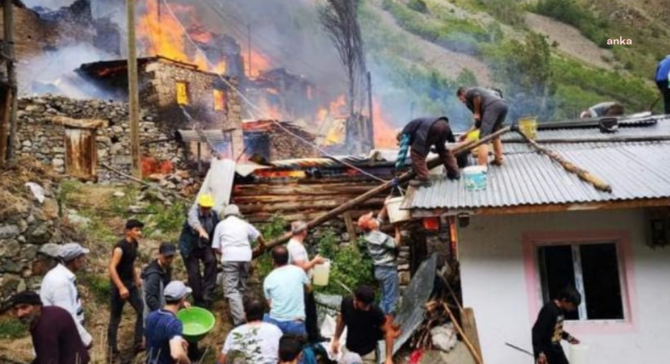 Artvin Yusufeli'nde yangın; 20'ye yakın ahşap mesken kül oldu