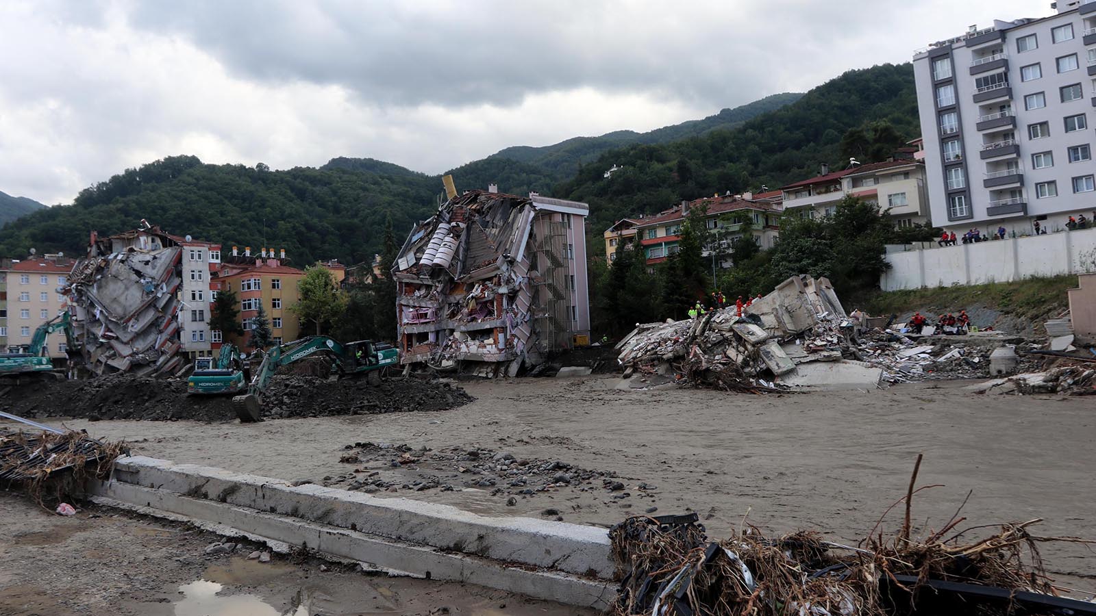 Batı Karadeniz'de sel felaketi | Uzmanlar plansız yapılaşmaya karşı uyardı: Nedenler ortaya konulup tahlile gidilmedikçe pansuman tedavisi yapılmış olur