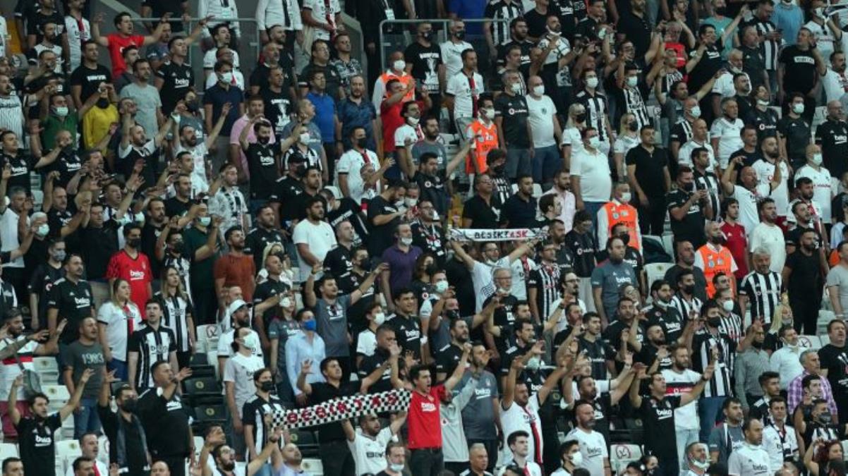 Beşiktaş taraftarından Çaykur Rizespor maçında çarpıcı protesto: Ülkede mülteci istemiyoruz