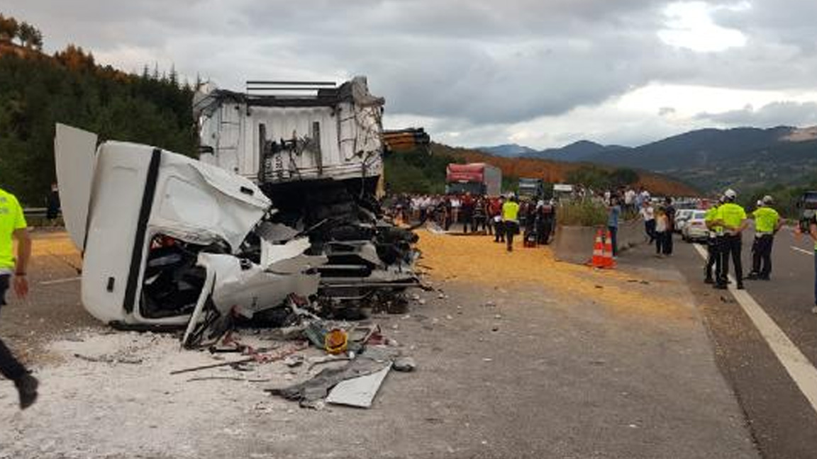 Bolu'da 1 kamyon ile 2 TIR çarpıştı: 1 meyyit, 2 yaralı