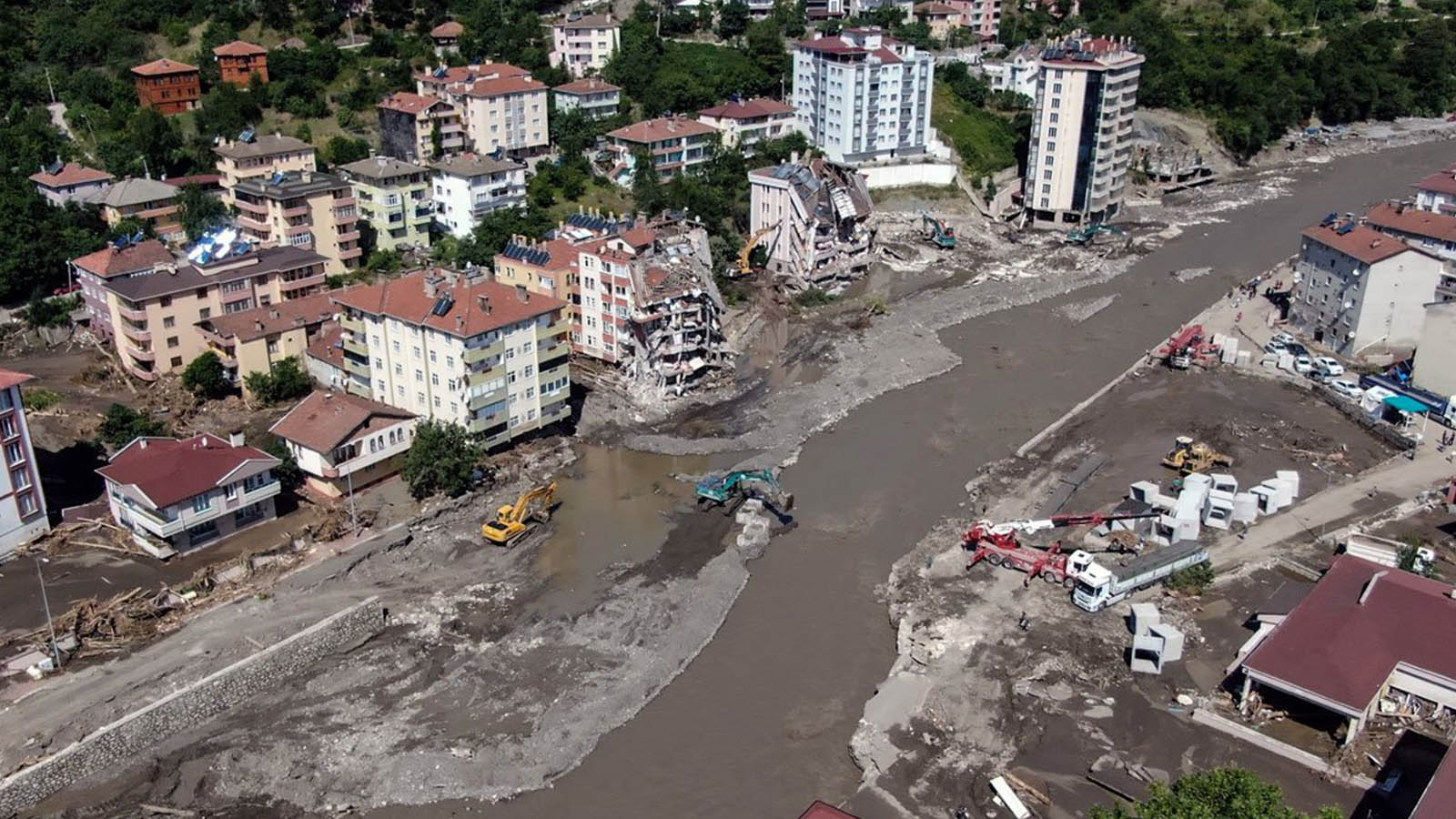 “Bozkurt’ta patladığı sav edilen HES’in inşaatı sırasında dağ yamaçları proje dışına çıkılarak gereğinden fazla tıraşlandı” argümanı