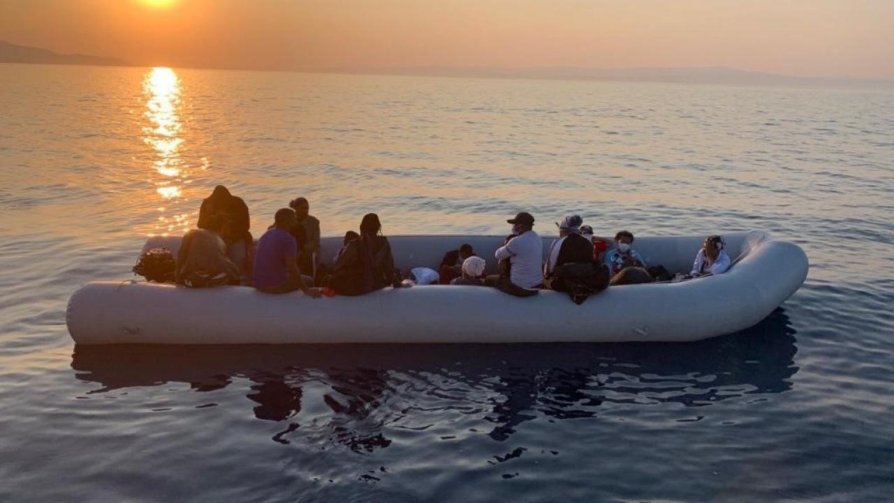 Çanakkale'de botları sürüklenen kaçak göçmenler kurtarıldı