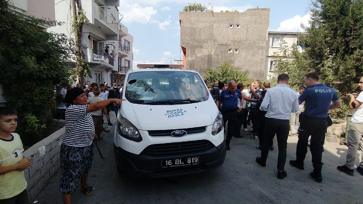 Akıl hastanesinden belediyenin çakarlı aracıyla kaçtı