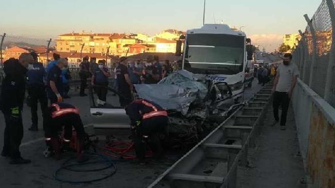 Ankara'da karşı şeride geçip, midibüse çarpan arabadaki 5 kişi hayatını kaybetti