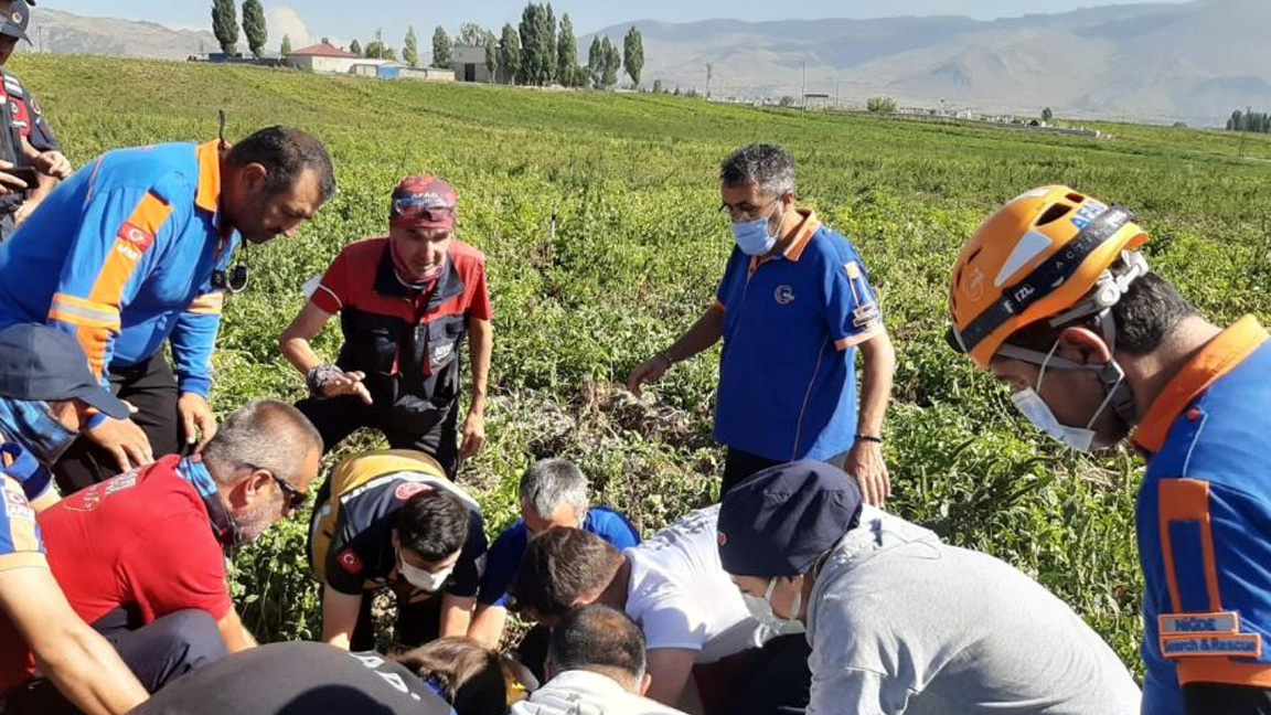 Hasandağı’ndan havalanan paraşütçü Niğde’de patates tarlasına düştü