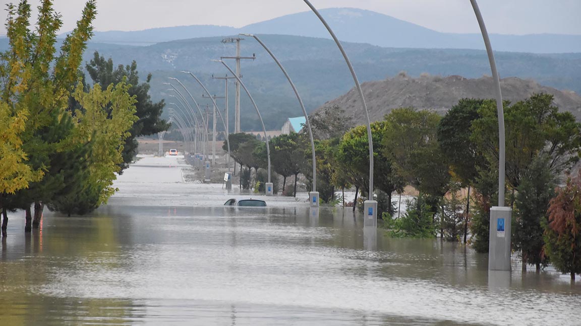 Kütahya'da sağanak günlük ömrü olumsuz etkiledi; 4 fabrikayı su bastı