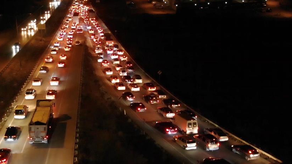 43 ilin geçiş noktasında trafik yoğunluğu oluştu