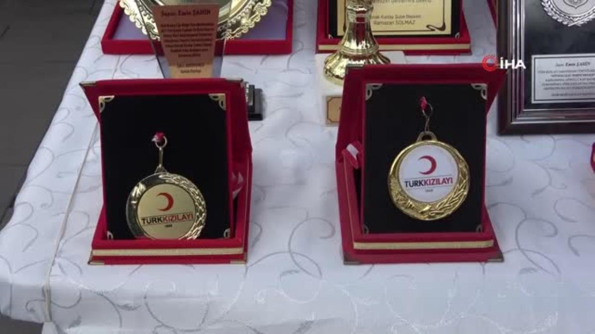 6 dünya rekoru kıran kan bağışçısına plaket