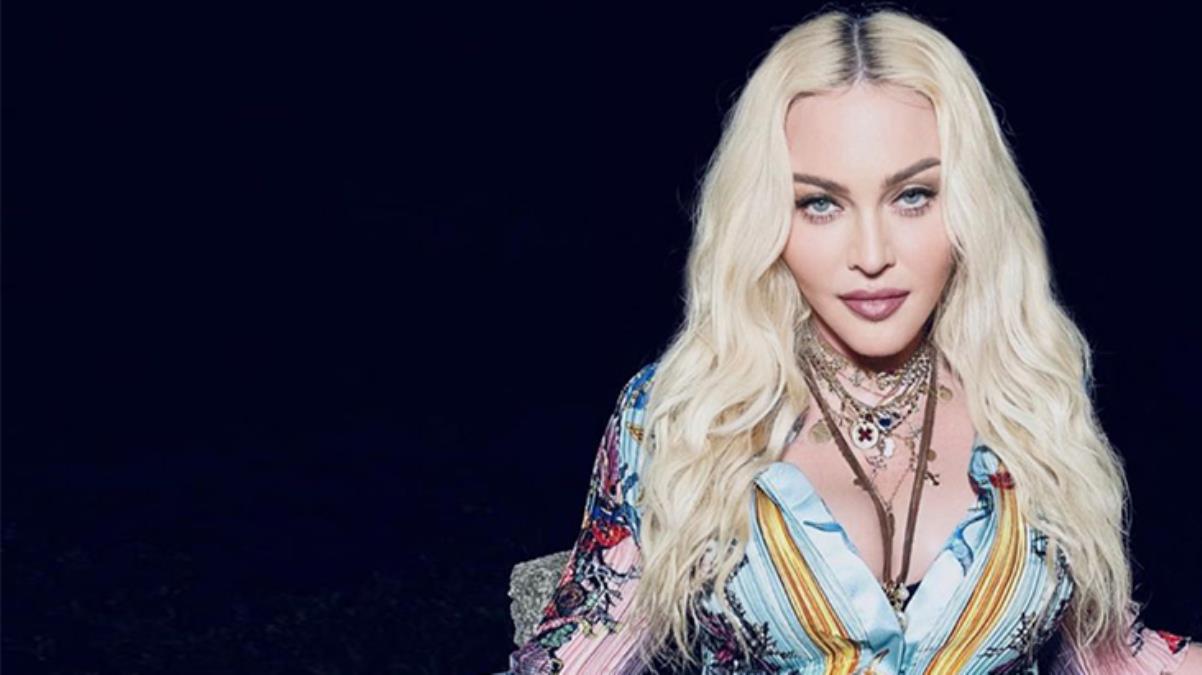 63 yaşındaki Madonna, yatakta üstsüz pozuyla gündeme bomba üzere düştü