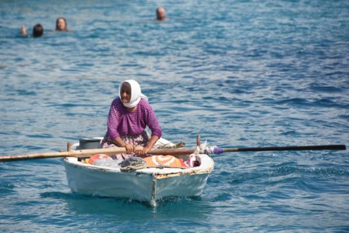 82 yaşında kayığına binip küreklere asılıyor, her gün denizde satış yapıyor