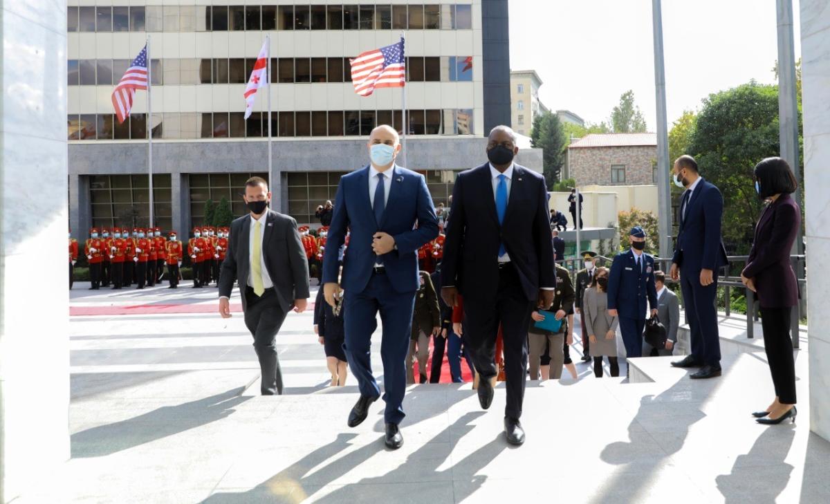 ABD Savunma Bakanı Lloyd Austin, mevkidaşı Juansher Burchuladze ile Gürcistan'da bir ortaya geldi