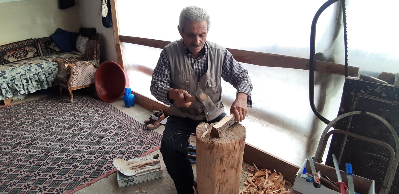 Ağaç kısımlarından 35 yıldır tahta kaşık yapıyor