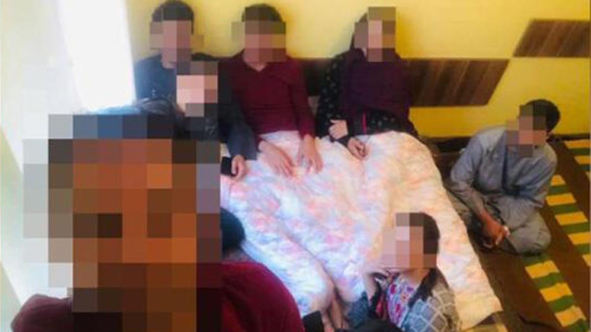 Ajans güvenlikleri için fotoğraftaki herkesi buzladı! Taliban'ın işine son verdiği bayan hakim hayatından telaş ediyor