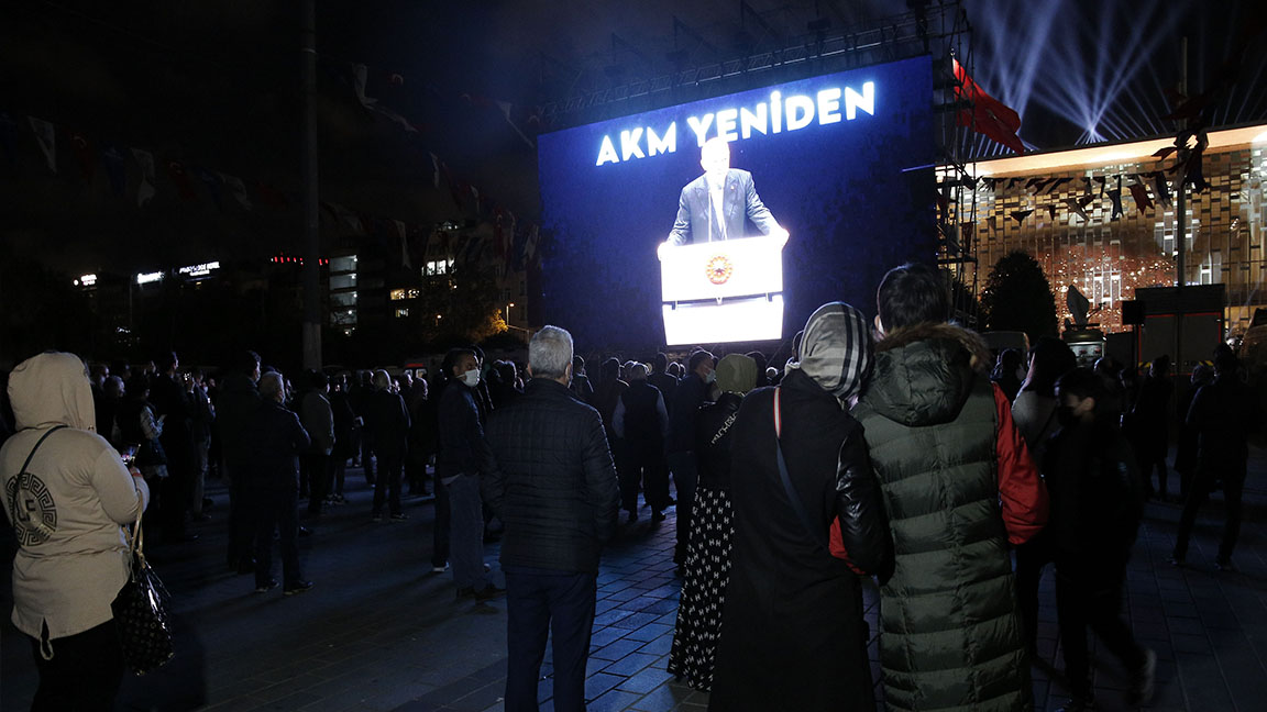 AKM'nin açılışı, Taksim Meydanı'nda barkovizyondan gösterildi