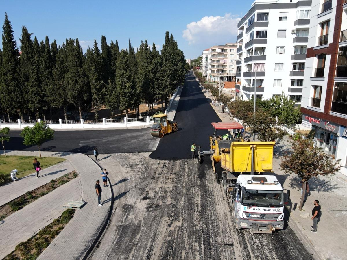 Aliağa Belediyesi sıcak asfalt serim çalışmalarını sürdürüyor