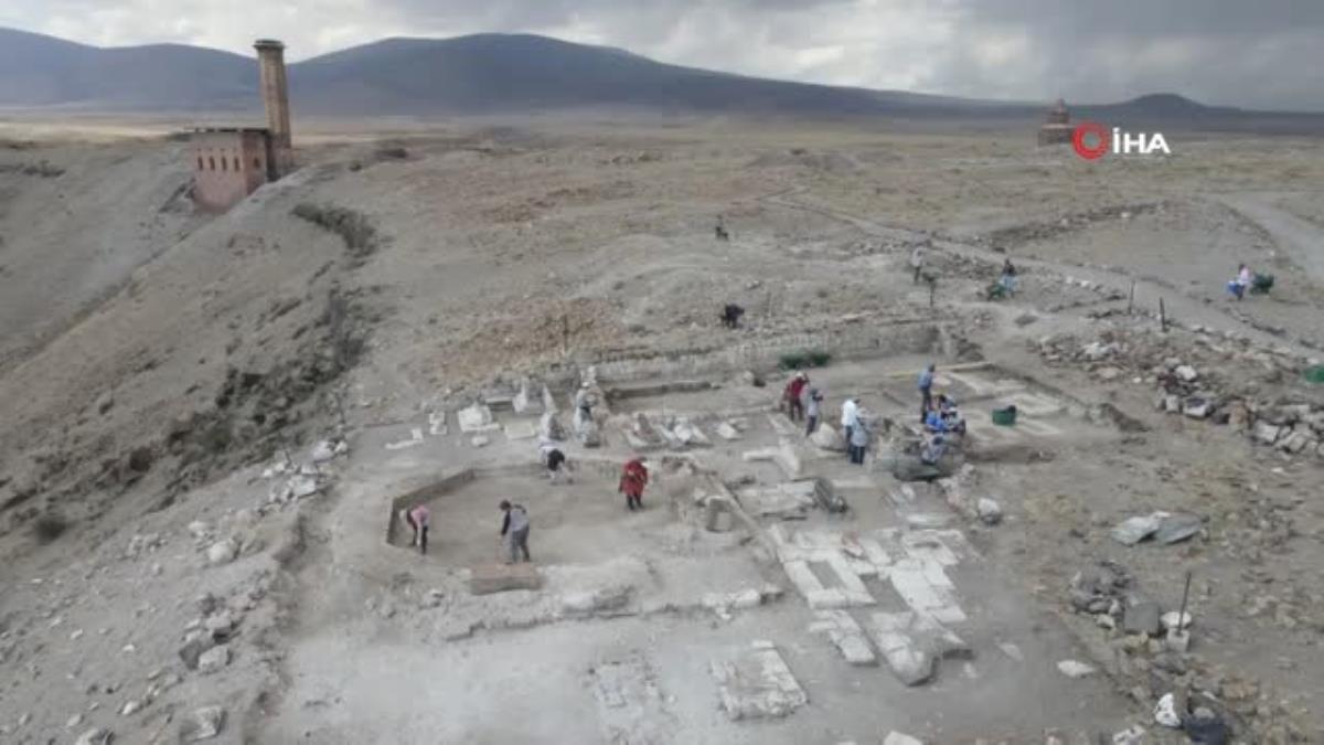 Ani'de bulunan kümbet ve oda mezarlar bu türlü görüntülendi