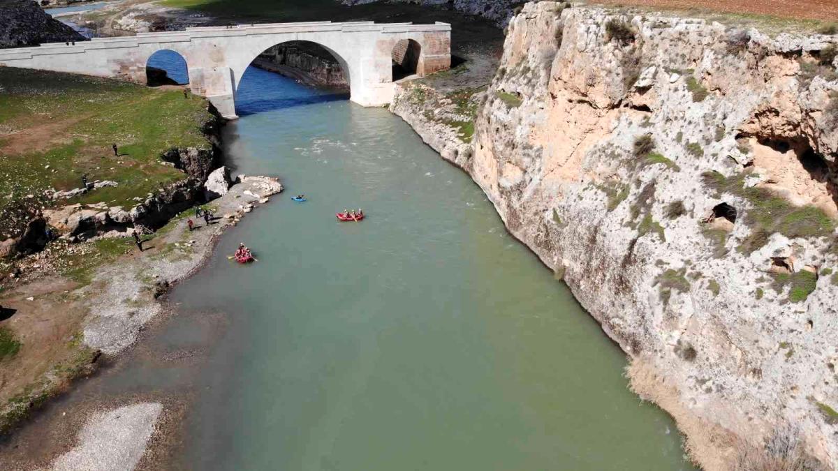 1800 yılık köprünün altında rafting sporu