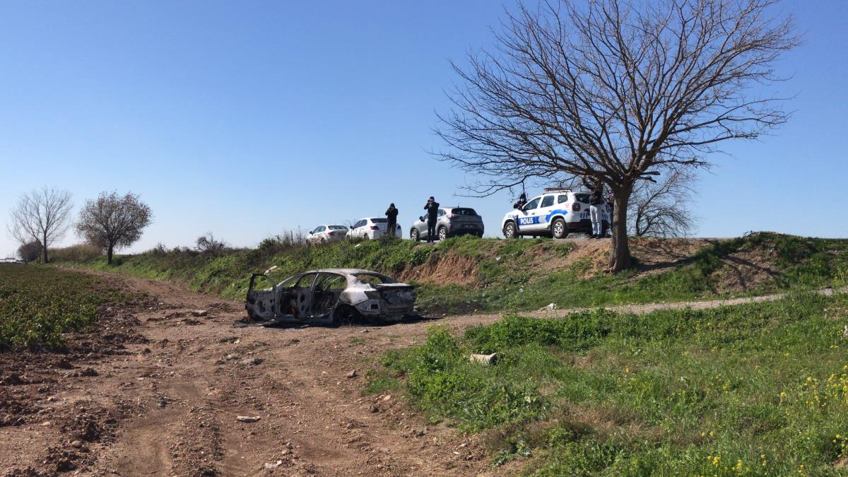 Adana'da tarlada yanmış araba bulundu