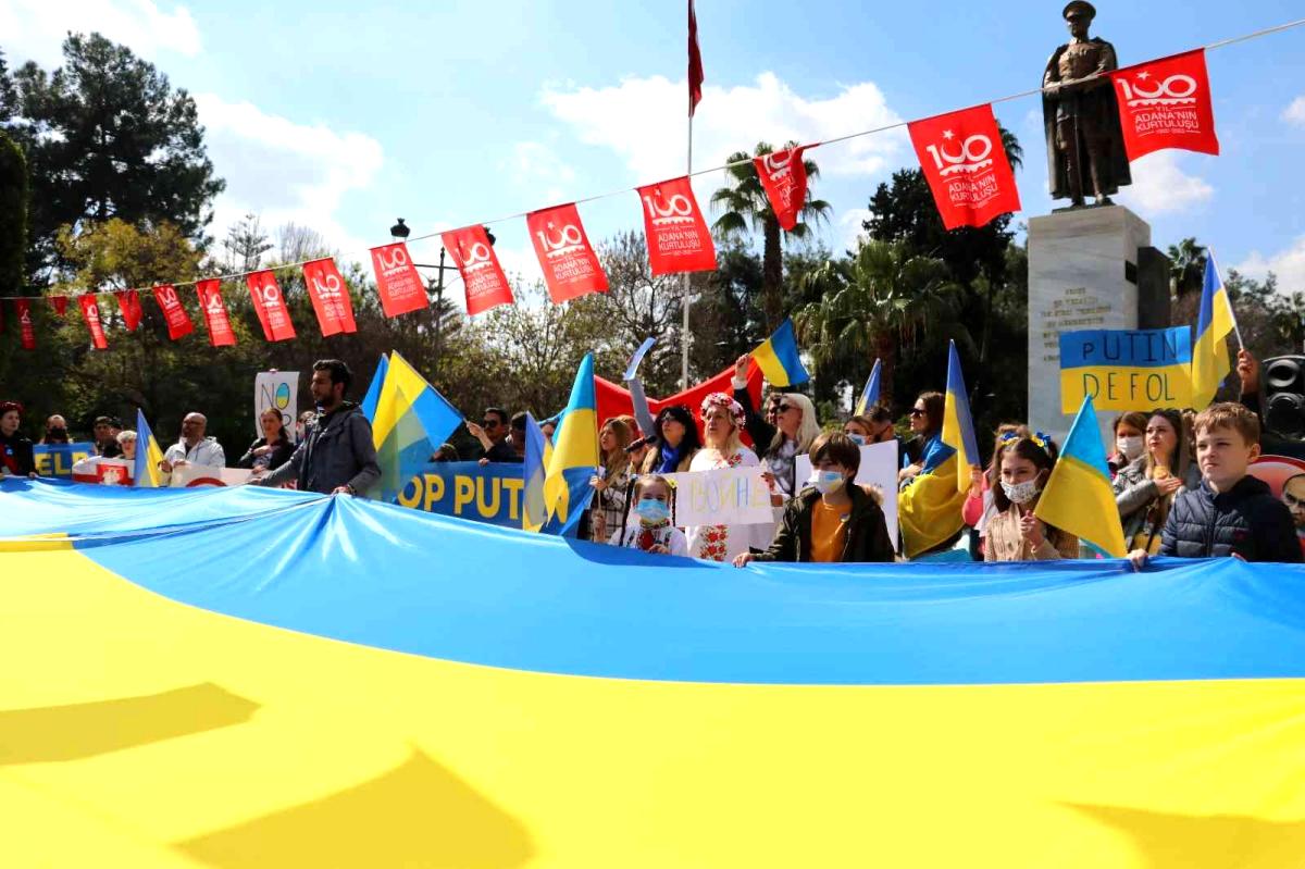 Adana'daki Ukraynalılar Rusya'yı protesto etti