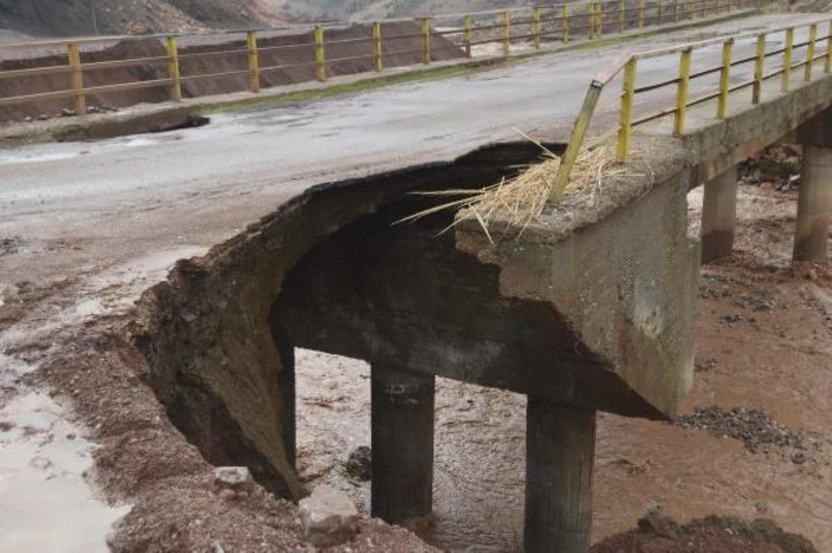 Adıyaman'da mahalleleri bağlayan köprü kısmen çöktü