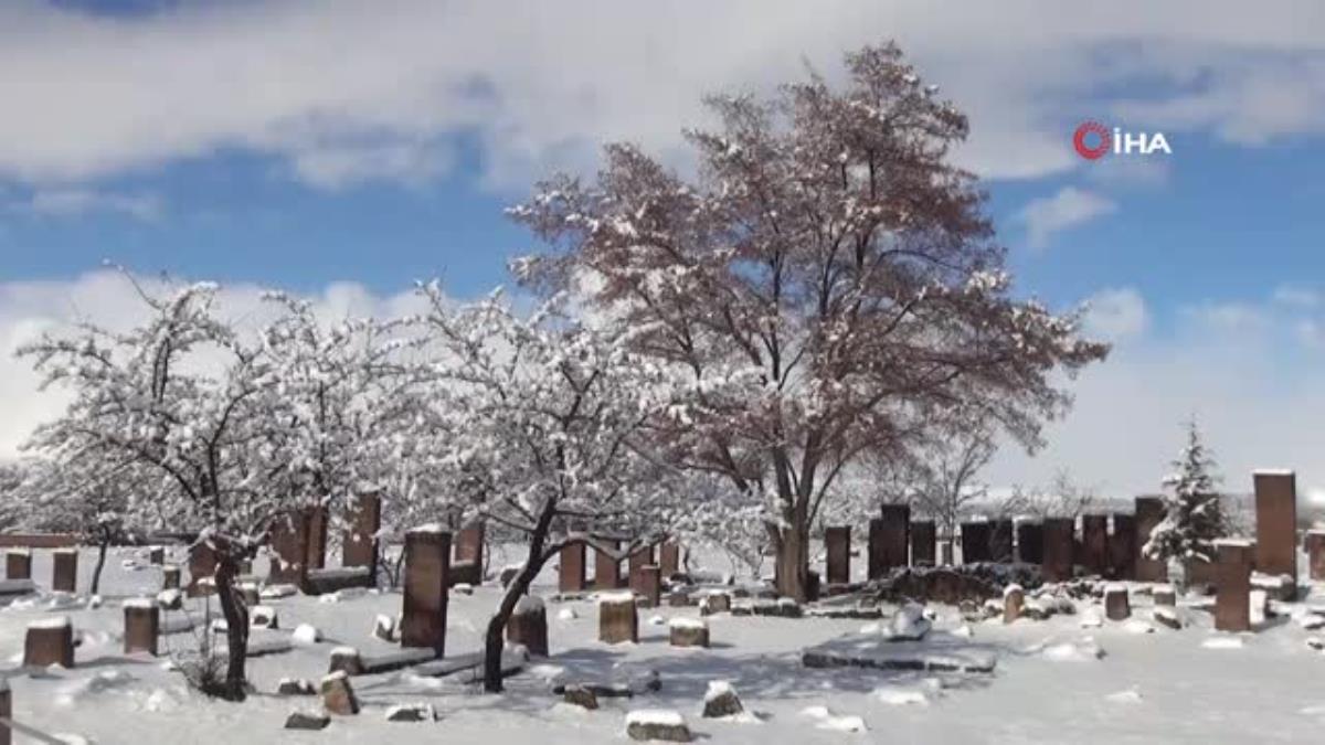 Ahlat'ın tarihi yerlerinde kartpostallık kar imajları