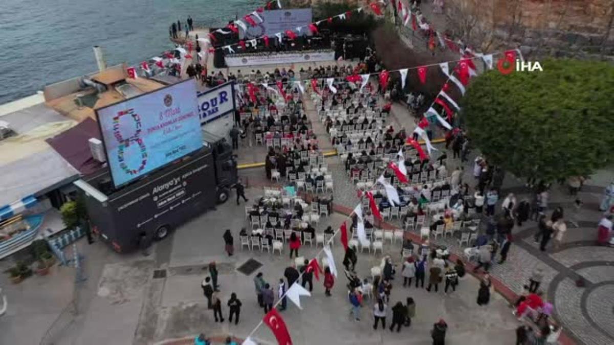 Alanya'da 80 farklı milletten bayan el ele dünyaya dostluk iletisi verdi