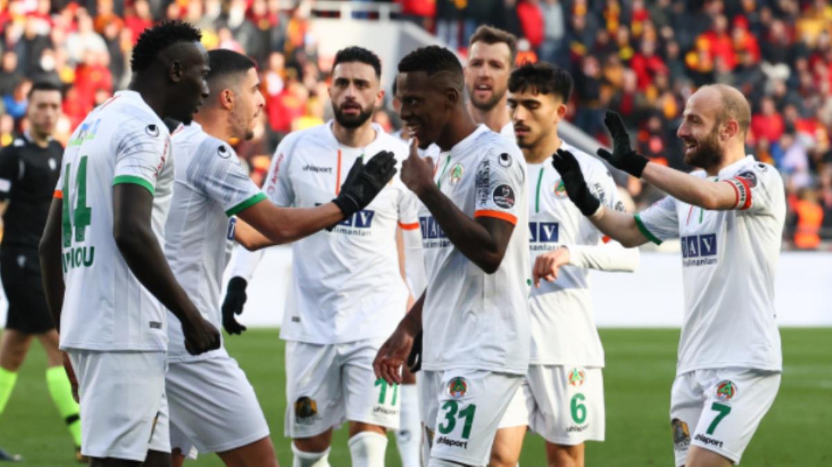 Alanyaspor'dan İzmir'de rahat galibiyet! Göztepe ateş çizgisinden çıkamıyor