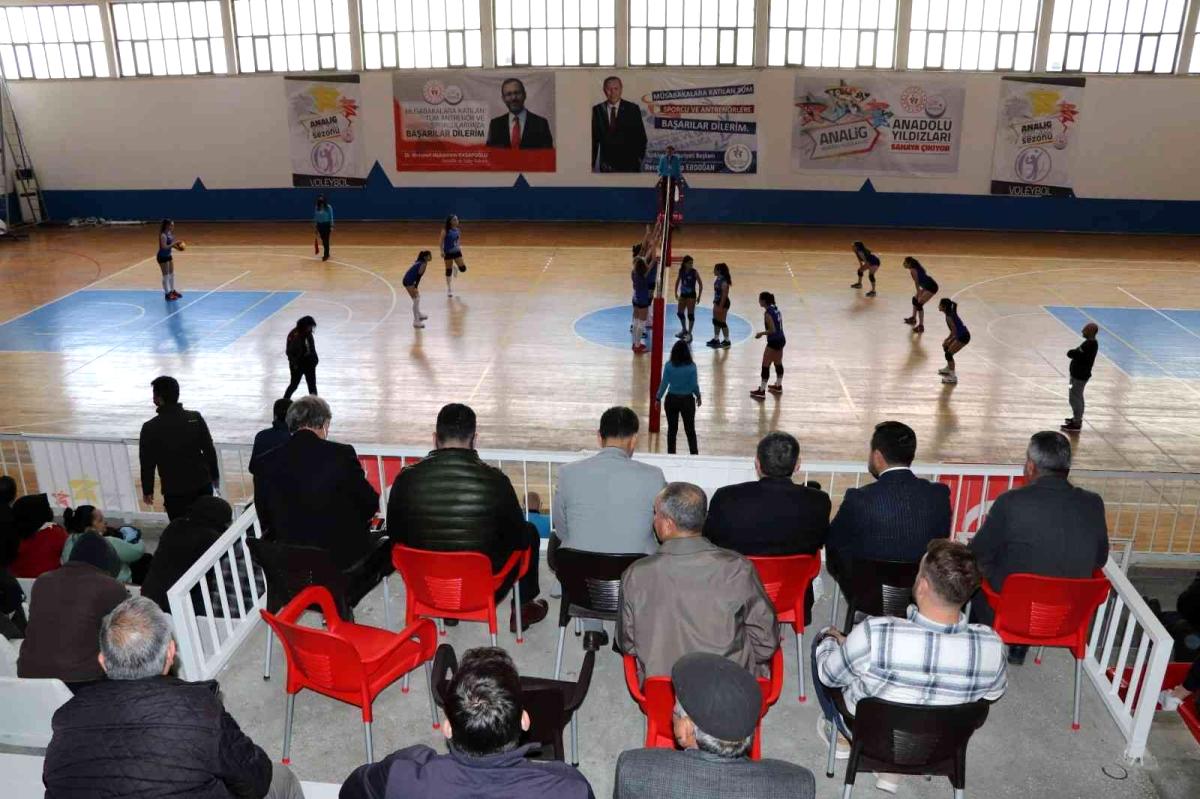 "Anadolu Yıldızlar Ligi Voleybol Küme Müsabakaları" Silifke'de başladı