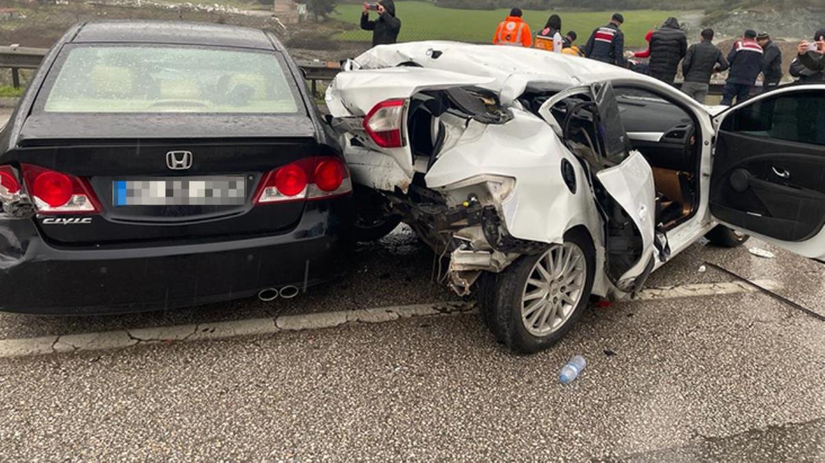 Arabaların hurdaya döndüğü trafik kazasında bir polis memuru hayatını kaybetti