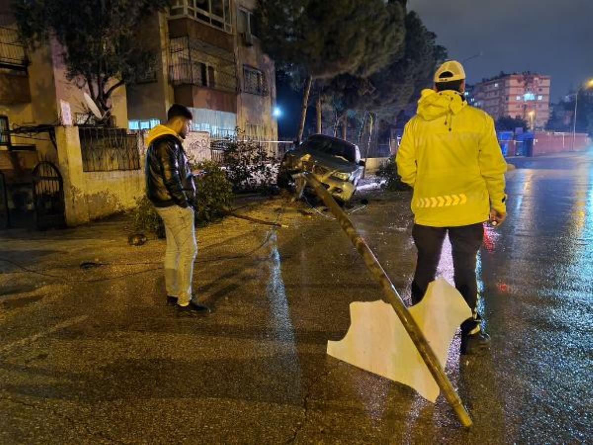 Arabayla otobüs durağına daldı, aracını bırakıp kaçtı