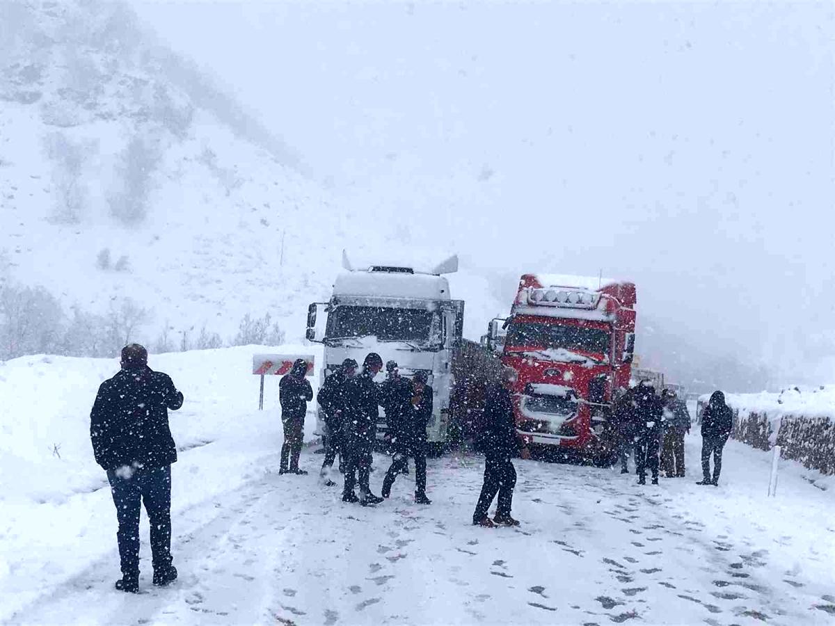 Araçlar karlı yolda mahsur kaldı