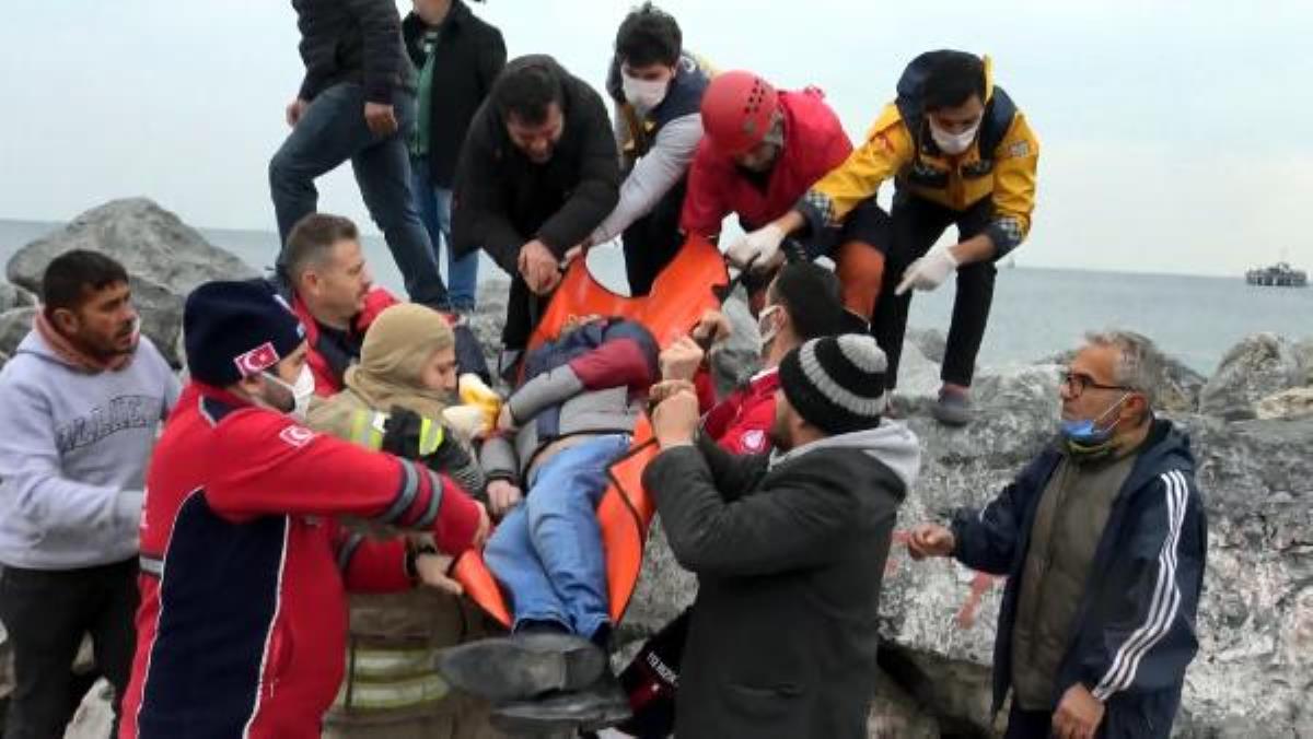 AVCILAR KIYISINDA KAYALIKLARA SIKIŞAN KİŞİYİ ETRAFTAKİLER KURTARDI