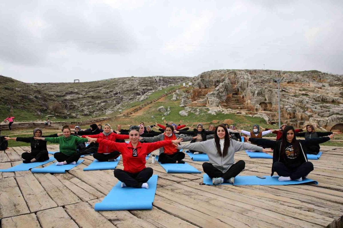 Bayanlar tarihi yerde yoga yaptı