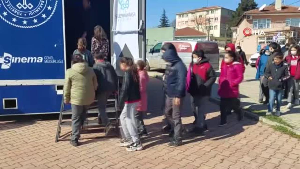 Beyaz perde tıra taşındı... Gezen sinema tırı Tekirdağ'da köydeki çocuklarla buluştu