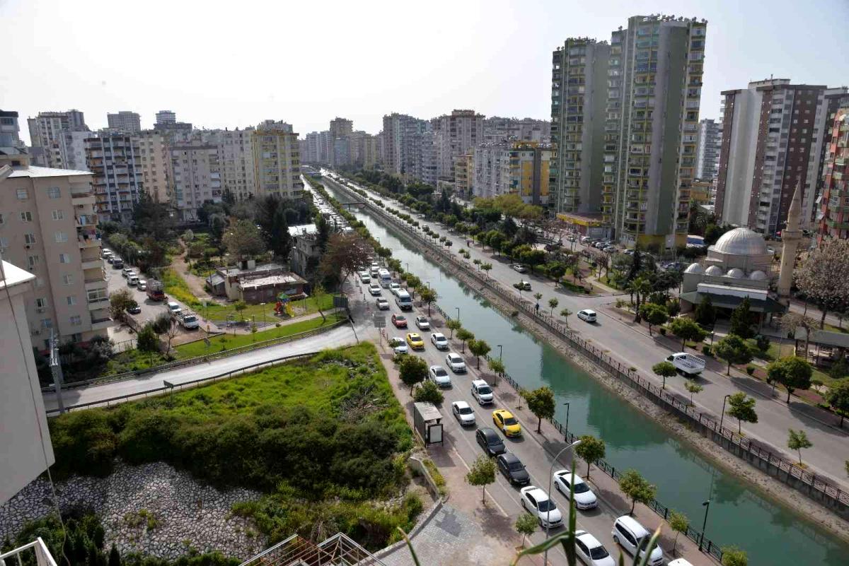 Adana'da otoyol irtibat yolları kapatıldı, kilometrelerce kuyruk oluştu